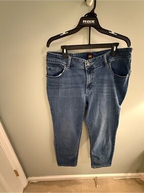 Lee Women’s Mid Blue Jeans length 26 waist 18 nice weight